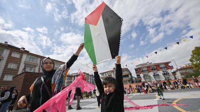 Ankara'da uçurtmalar Gazzeli çocuklar için gökyüzüne bırakıldı