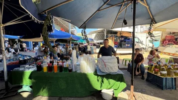 Dağdan kesip getiriyor, pazarlarda şerbet yapıp haftada 2 ton satıyor