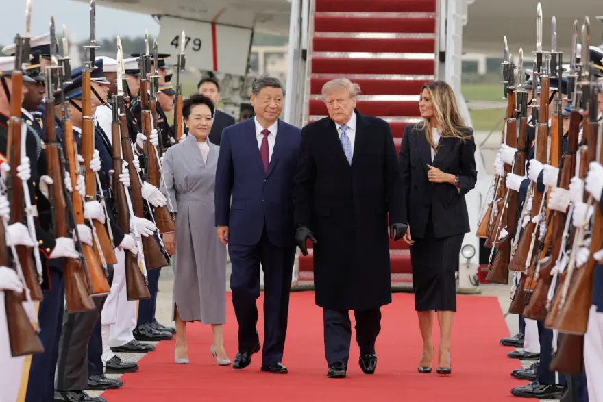 64 yıl sonra bir ilk. Trump, Şi'yi uçağın kapısında karşıladı 3