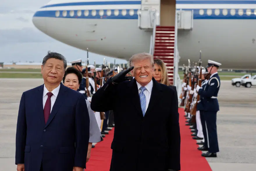 64 yıl sonra bir ilk. Trump, Şi'yi uçağın kapısında karşıladı 2