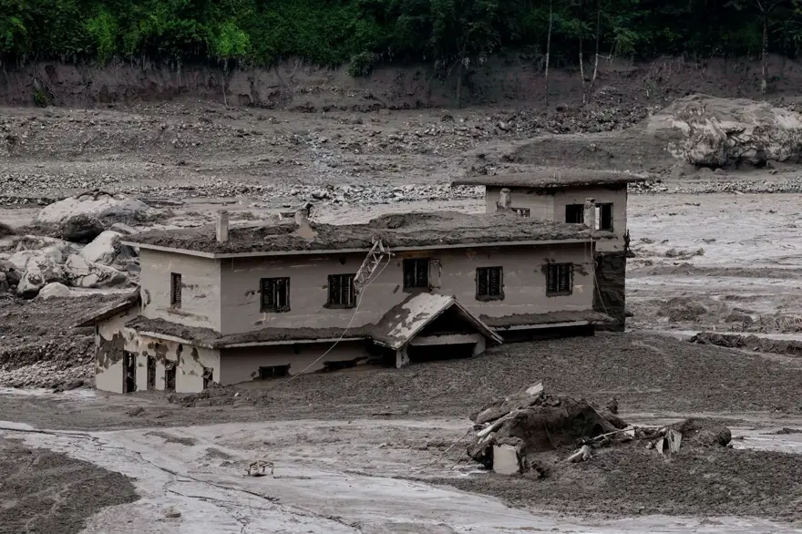 9 gün sonra gelen kurtuluş. Çamurlu su içerek dokuz gün dayandı, kurtarıldığında eşini tanıyamadı 4