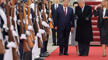 64 yıl sonra bir ilk. Trump, Şi'yi uçağın kapısında karşıladı
