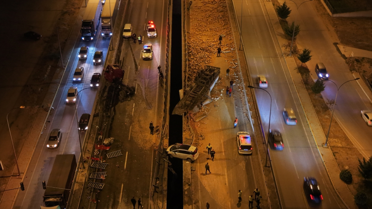 Afyonkarahisar'da tuğla yüklü tır ile 3 otomobil çarpıştı