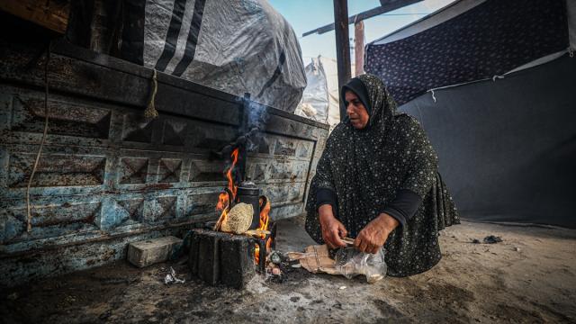 Gazze'de Filistinli ailelerin çadırlardaki yaşam mücadelesi