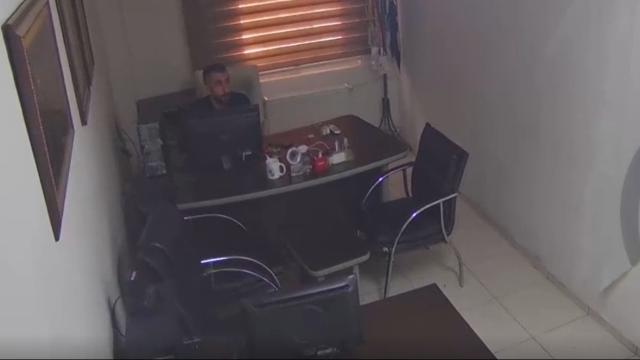 Deprem anında yaşanan panik anları kamerada
