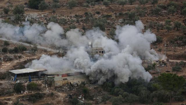 İsrail ordusu Batı Şeria'da alıkoyduğu Filistinlinin evini patlayıcılarla yıktı