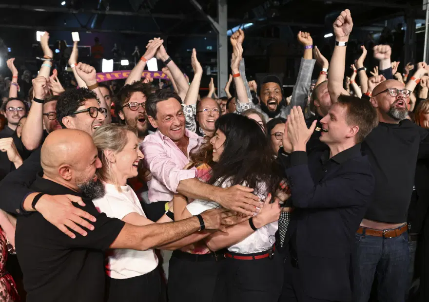 Almanya'da tarihi seçim. Tarkan şarkıları ve halayla kutladılar