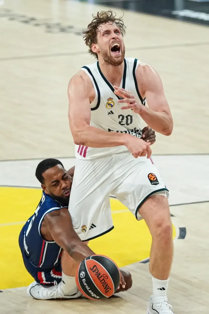 Anadolu Efes ve Fenerbahçe Tarfin çift maç haftasına kayıpsız başladı