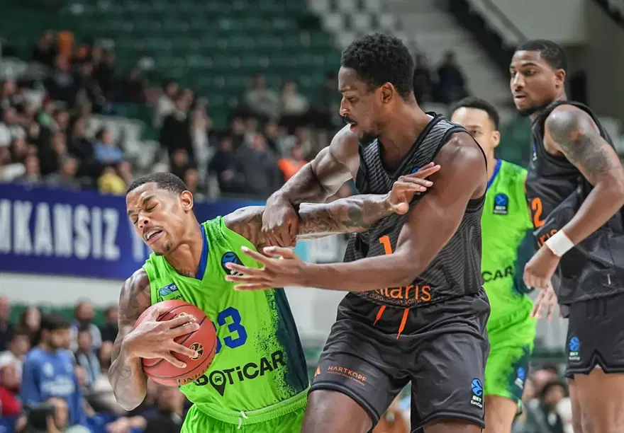 Anadolu Efes ve Fenerbahçe Tarfin çift maç haftasına kayıpsız başladı 2