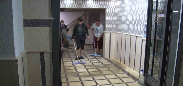 Ankara'da yağmur yağdı, rögarlar taştı: Evler su altında kaldı
