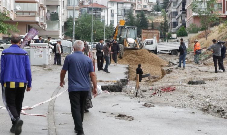 Ankara'da yol çöktü: 20 araç hasar gördü