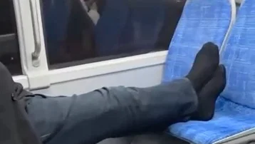 Otobüste ayakkabılarını çıkarıp seyahat etti, rahatlığı pes dedirtti