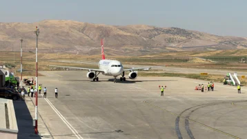 Çalışmalar bitti, havalimanı yeniden açıldı. İlk uçak İstanbul'dan geldi