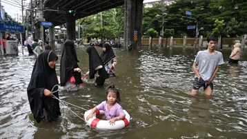 Bangkok'ta seller nedeniyle binlerce kişi tahliye edildi