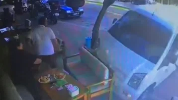 Minibüs kafeye daldı, müşteriler son anda kurtuldu