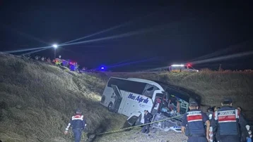 Yolcu otobüsü şarampole uçtu: 2'si ağır 24 yaralı