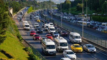 Okullar açılıyor, trafik artıyor. İstanbul'da araçlar dur kalk ilerliyor