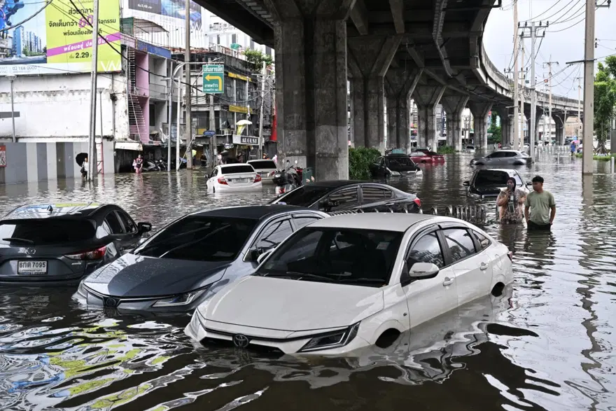 Bangkok'ta seller nedeniyle binlerce kişi tahliye edildi 1