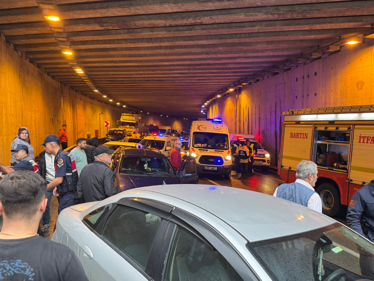Bartın'da minibüs ile tır çarpıştı: 1 ölü, 11 yaralı