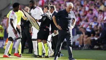Mourinho basın toplantısında çıldırdı, hakeme ateş püskürdü. Fotoğraflarla gösterdi