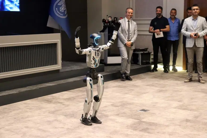 Bir aydır eğitiliyordu, insan görünümlü robot belediyede işe başladı 1