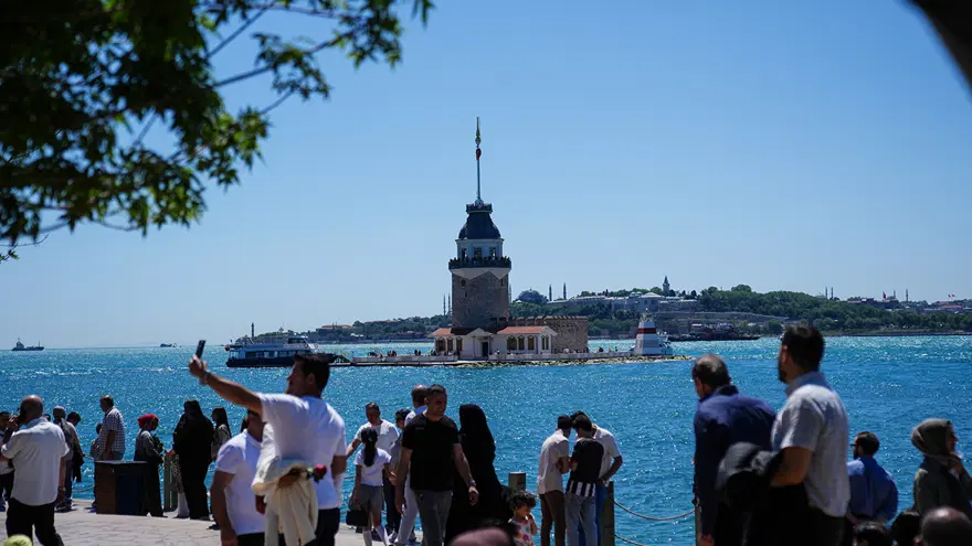 Bugün hava nasıl olacak? İstanbul'da poyraz etkisini gösterdi: Gündüz sıcak, gece serin