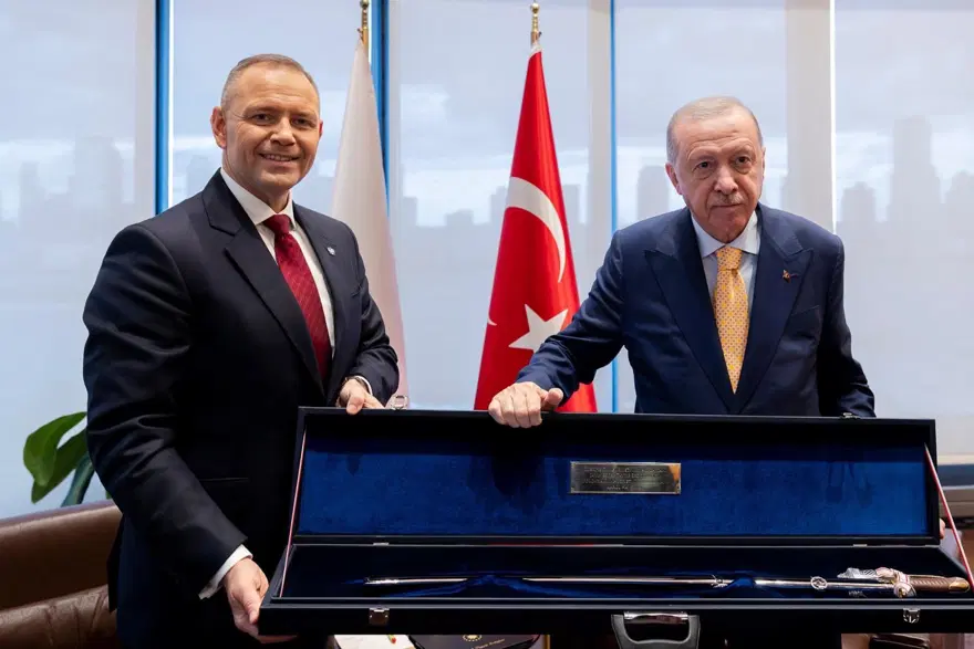 İKİ LİDERDEN SIRA DIŞI HEDİYELEŞME