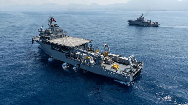 Girne açıklarında batan gemiye ilişkin arama kurtarma çalışmalarını TCG Alemdar'da görüntülendi