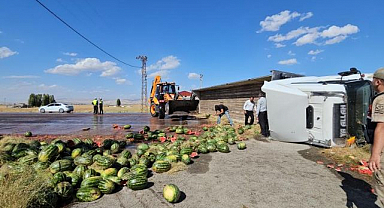 Karpuz yüklü tır devrildi: Karpuzlar yola döküldü