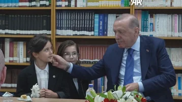 Cumhurbaşkanı Erdoğan öğrencilerle türkü söyledi