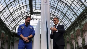 Macron'dan uzayda bağımsızlık çağrısı. "Yolcu mu olacağız, pilot mu?"