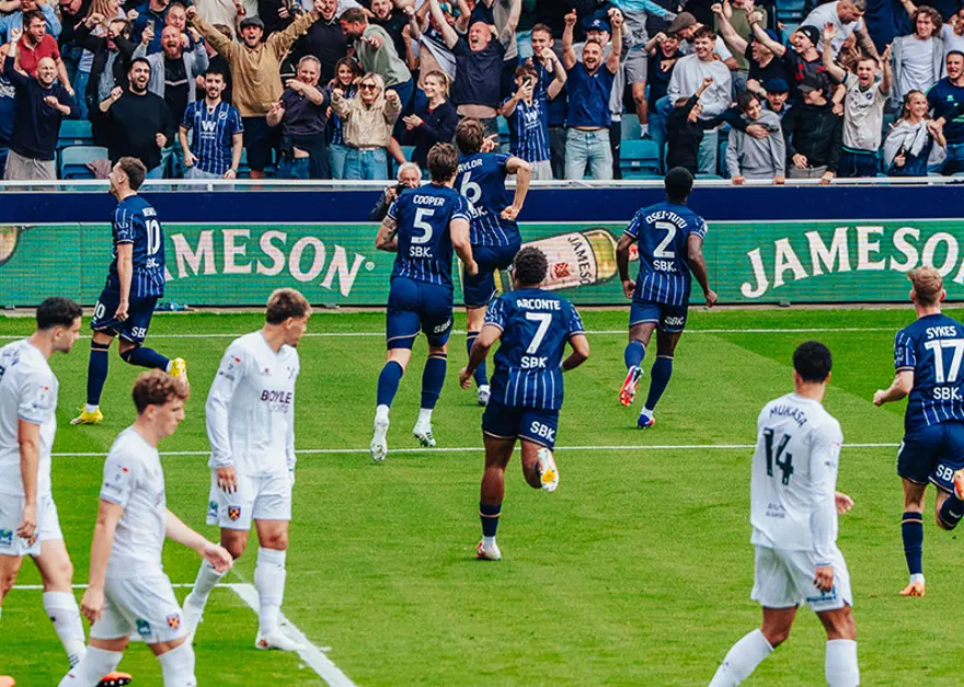 Dünyanın konuştuğu Millwall-West Ham derbisinde her şey 6 dakikada değişti. 4 gol, 1 kırmızı kart 1
