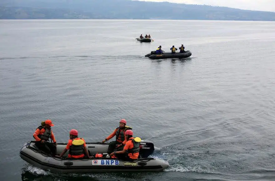 Endonezya'da yolcu gemisi kayboldu. Bir kişi öldü, 140 yolcu kayıp 2