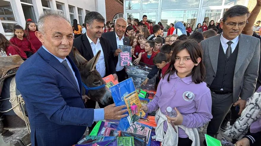 Eşekle Türkiye’yi gezip, köy çocuklarına kitap ve kırtasiye malzemeleri dağıttı 2