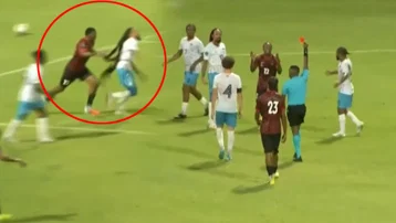Futbol tarihinde görülmedi. Saçını çeken kırmızı yedi, 9 kişi kaldılar