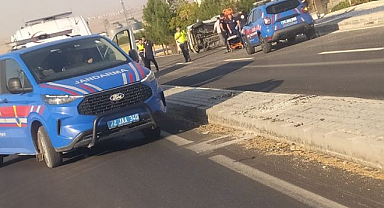 Direksiyon hakimiyetini kaybetti otomobil takla attı