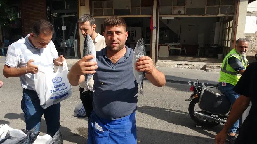 Fiyatı 100 liraya düştü. Sevinçten çiğ çiğ yedi 1