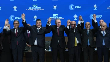 Dokuz belediye başkanı AK Parti'ye katıldı
