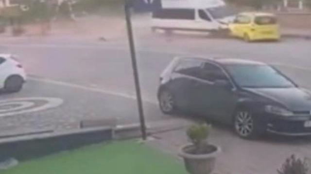 Freni patlayan minibüsün taksiyi sürüklediği anlar kamerada