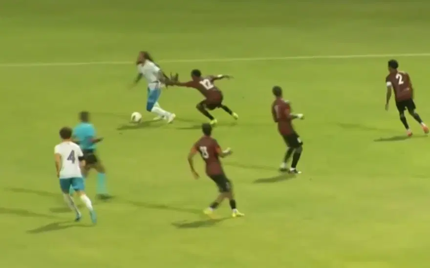 Futbol tarihinde görülmedi. Saçını çeken kırmızı yedi, 9 kişi kaldılar 4