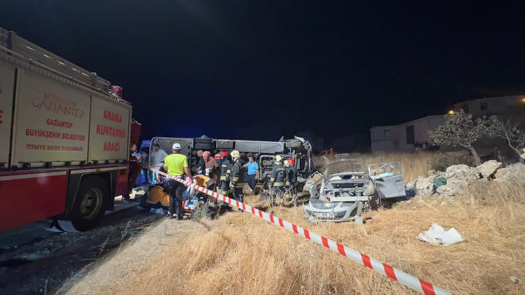 Gaziantep'te yolcu midibüsü ile otomobil çarpıştı: 7 ölü, 16 yaralı