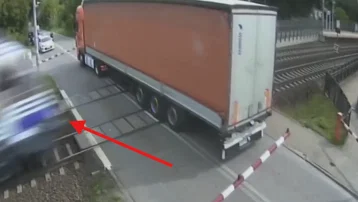 Tır raylarda sıkıştı: Yolcu treni çarpışmayla paramparça etti