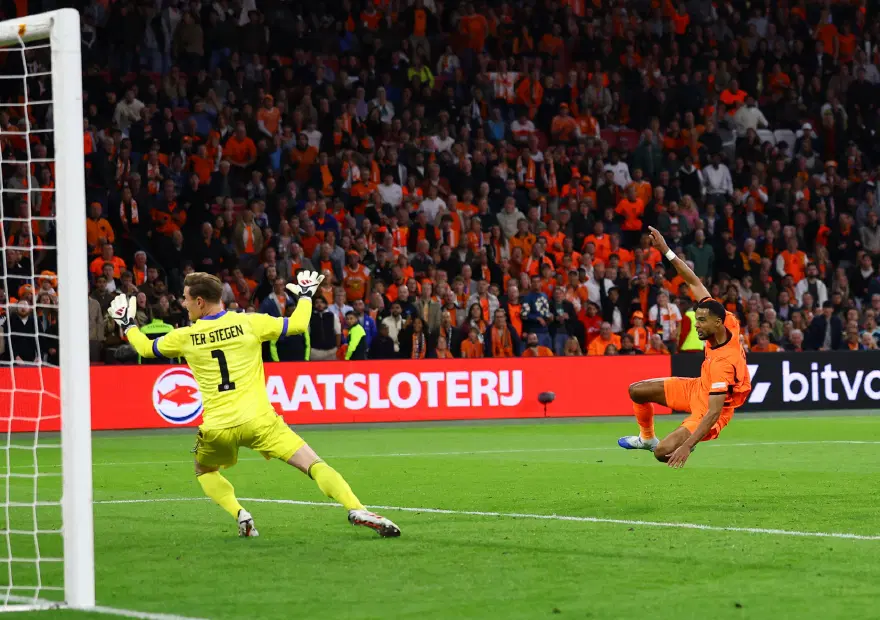 Hollanda-Almanya maçı herkesin dilinde. Hakemin gol kararı dünyayı ikiye böldü 2