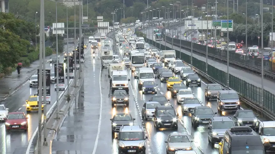 İSTANBUL'DA YAĞMUR BAŞLADI, TRAFİK DURDU 3