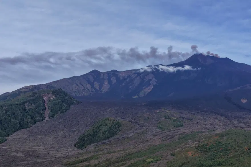 İtalya'da Etna Yanardağı kül püskürttü, hava sahası uçuşa kapatıldı 1