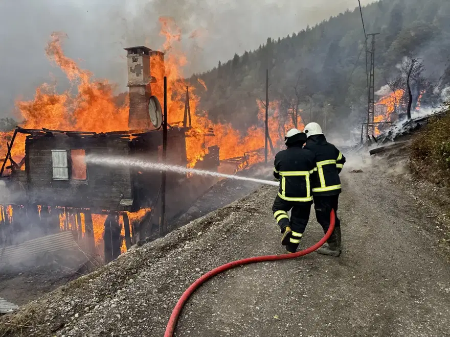 Kastamonu'da köy yangını. Alevler yedi eve sıçradı, müdahale sürüyor 1