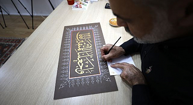 Öğrencilik döneminde ilgi duyduğu motifleri çeyrek asırdır nakşediyor