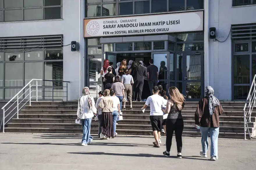 KPSS maratonu başladı. Son anda yetişen de oldu, içeri giremeyen de