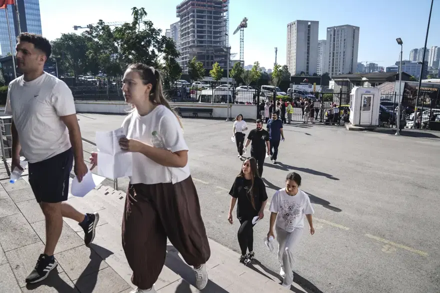 KPSS maratonu başladı. Son anda yetişen de oldu, içeri giremeyen de 2