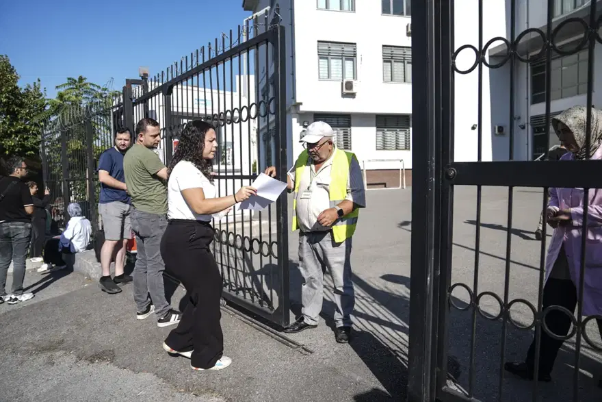 KPSS maratonu başladı. Son anda yetişen de oldu, içeri giremeyen de 3